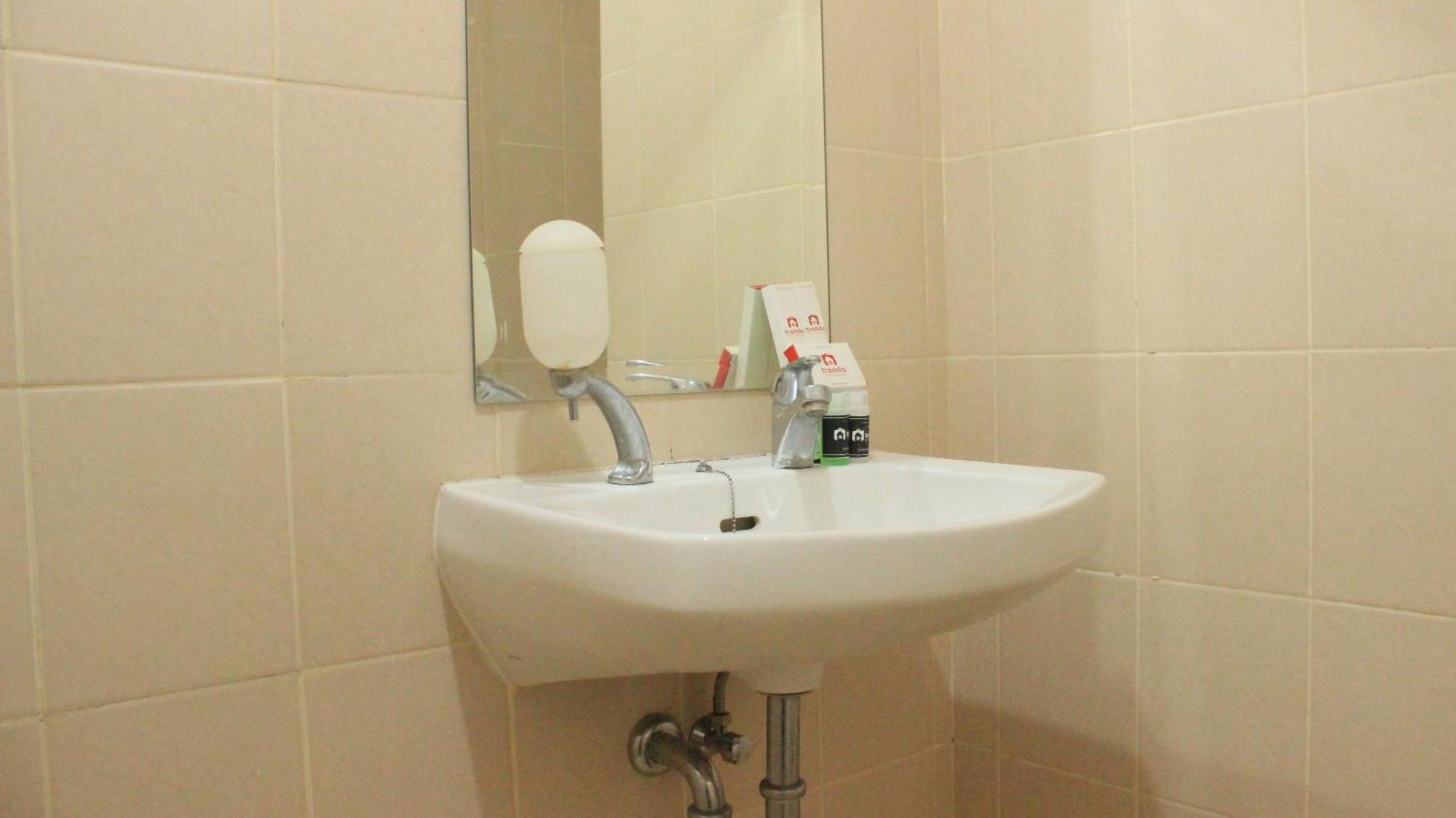 Apartemen Modest 1br At Parahyangan By Travelio